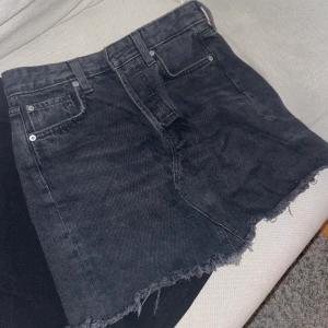 SVARTA KJOLAR - 60kr/st