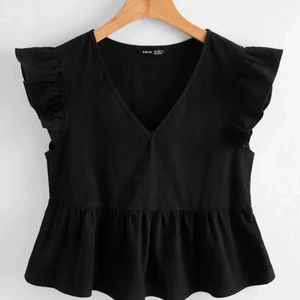 Svart volang topp i storlek Xs men kan användas som S💘💘 - Säljer nu min jättefina svarta volang tröja💘💘 Tröjan är i storlek Xs men kan användas som S och vi vissa fall M💘👚