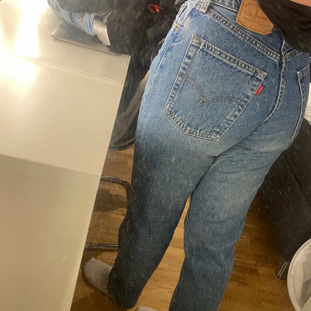 Vintage Levis jeans i nyskick! Stl s/m, jag är en medium. Jag är 166cm lång 💗 frakt tillkommer! . Jeans & Byxor.