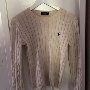 Ralph lauren tröja storlek S - Knappt använd Ralph lauren kabelstickad tröja i storlek S. 