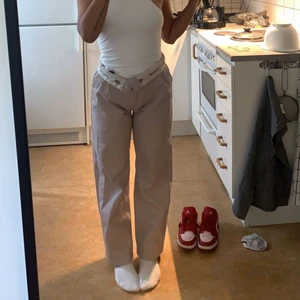 Dickies Elizaville  - Säljer mina dickies i dammodellen Elizaville. Sitter mycket bättre än de ”vanliga” dickies från herravdelningen. Har storlek 27x30 i beige, svart, och vitt. Ifall du är intresserad av andra färger, säg till!