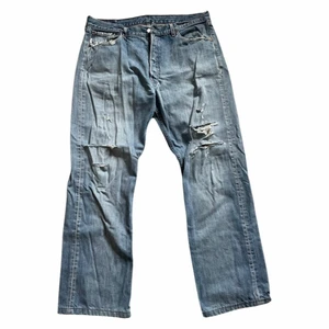 Levi 501 - Levis 501 med hål på knäna. Storlek 38x36 men jag skulle säga att de sitter som en 36x32.