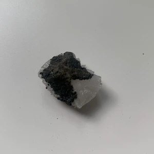 Kristallkluster  - Ett litet kristallkluster. Vet tyvärr inte vilken typ av kristall det är. Skriv om du har några frågor eller vill ha fler bilder<3