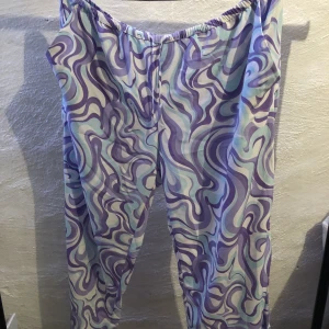 Färgglada byxor - Helt nya byxor, bara testade en gång.  Halvt lågmidjade.