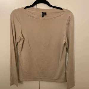 Vero Moda tröja  - Vero Moda vad tröja beige. Ord pris 199:-  Använd ett fåtal gånger  Fint skick 