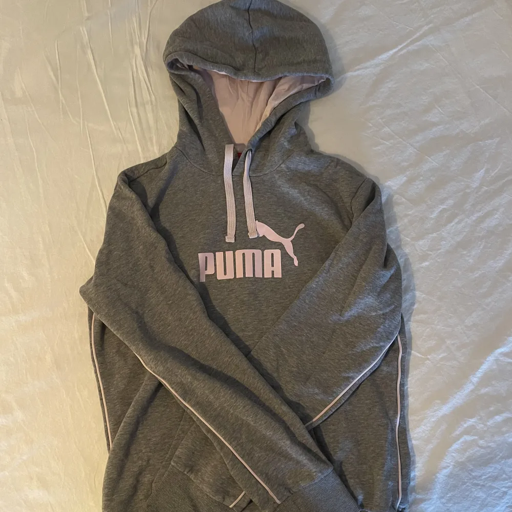 Säljer en grå Puma hoodie i strl M. Köparen står för frakten (69kr)🤍. Hoodies.