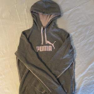 Säljer en grå Puma hoodie i strl M. Köparen står för frakten (69kr)🤍