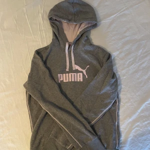 Puma hoodie - Säljer en grå Puma hoodie i strl M. Köparen står för frakten (69kr)🤍