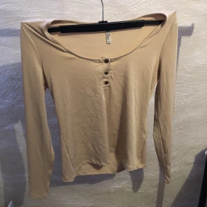 Topp - En topp ifrån Chiara Forthi med märke på armen. Använd någon enstaka gång