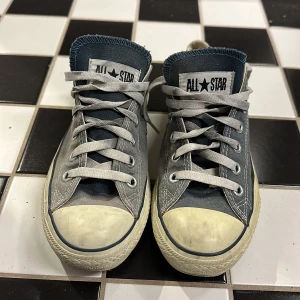 Converse - Knappt använda men stått länge därav färgen