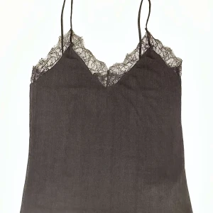 Linne med spets - Jättefint linne med spets. Passar till allt och är ett bra basplagg. Passar XS/S
