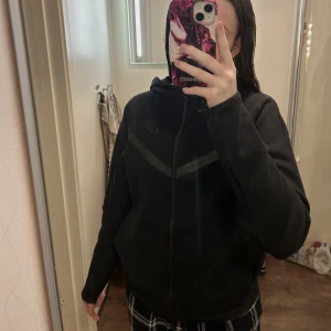 nike tech fleece - säljer min nike tech fleece då det ej är min stil, den är i storlek xl barn men passar mig som vanligtvis har s-m i hoodies/zip , nypris är 950+frakt och mitt pris är 700+frakt då jag nästan aldrig använt den och den är som ny, köparen står för frakten💓