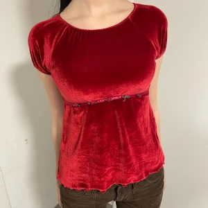 Röd sammetströja - Vacker sammetströja med rosor🌹( en ros är tyvärr borta, men ingen man märker så mycket)