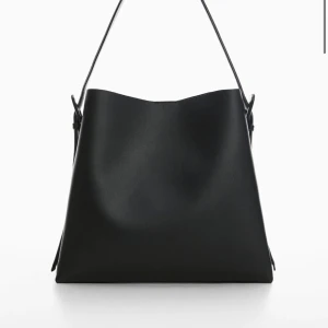 MANGO | shopperväska detalj spänne - Säljer denna handväska från mango. Använd en gång. 