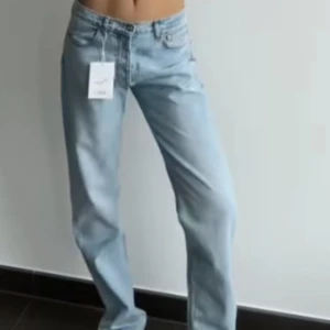 djerf avenue - relaxed jeans, slutsålda i storleken ❤️ lappen kvar och i nyskick 😍 skriv för frågor och funderingar