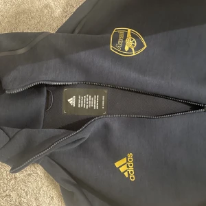 Arsenal kofta - Säljer den arsenal kofta som är köpt i emirates stadium tröjan är knappt använd och är i perfekt skick.