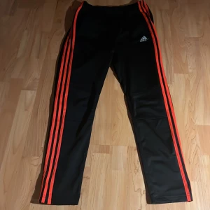 Adidas byxa 160cm passar XS - Utmärkt skick
