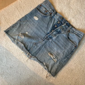 Levis jeanskjol st 24 - Säljer nu min jeanskjol som blivit för liten. Jättefin och i bra skick, storlek 24 vilket är xs/s☺️