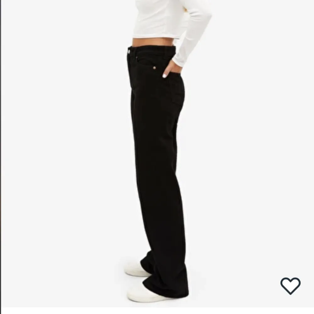 Jag säljer dessa svarta jeans från Monki, de är i väldigt bra skick då de endast är använda ett fåtal gånger🤍 Inte min bild! . Jeans & Byxor.