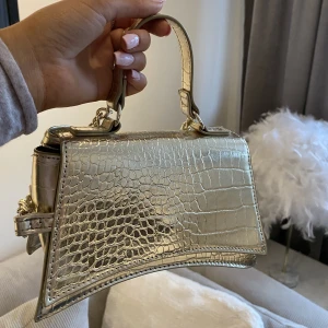 Liten väska  - Liten guld väska som aldrig är använd! 