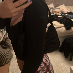 Mini axelväska  - Svart mini axelväska från Monki (ignorera pyjamasen) :)