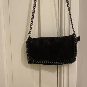 Väska - En Stella McCartney liknande väska som är så smidig till att ha till vardags!🙏🏼 Så söt men säljer pågrund av att jag har liknande💕 100kr+frakt