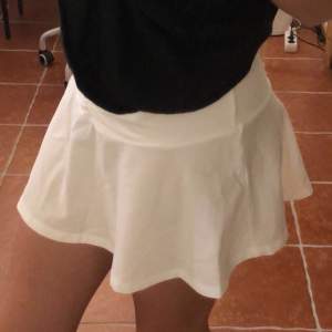Säljer denna fina tränings kjolen då jag inte får användning av den, den är i storlek XXS och lappen finns fortfarande kvar. 