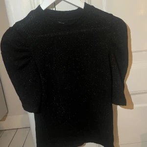 Glitter tröja - Jag har tänkt sälja min helt nya tröja ifrån lind3x, hade den en gång på en fest och är perfekt för tillexempel fester. Den är i storlek s men funkar nog ändå för xs. Säljer pga kommer it användning 