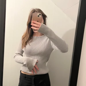 Silvrig topp - Superfin glittrig topp som passar perfekt till fest. Långa ärmar med slits. Står inte storlek eller märke:( men passar mig som använder xs-s