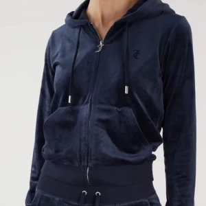 Juicy couture hoodie - Säljer min hoodie från juicy couture i färger night sky, säljer pågrund av att den inte kom till användning.