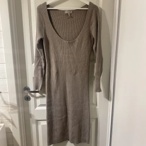 Stickad klänning - Fin stickad klänning från HM.💞Använd bara en gång, säljer pga för stor😊(köparen står för frakten)