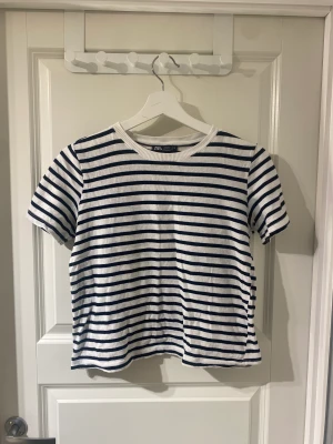 T-shirt  - Blå och vit randig T-shirt från zara💞Bra skick😊 ( köparen står för frakten)