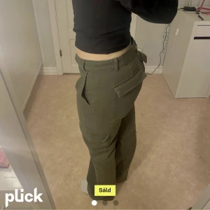 gröna cargos - Hej! Säljer dessa gröna cargos som jag köpte för någon dag sedan här på plick! De passar tyvärr inte mig, men de är perfekta för någon som letar efter cargos, de passar bra med allt! personen jag köpte från hade bara burit dem en gång. passr stl. 36/38!!