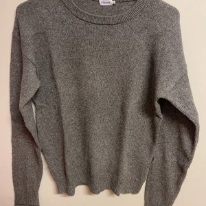 Tröja - Så fin tröja från Filippa K Kommer inte ihåg vad jag köpte den för men säljer den för 200 kronor. Storlek S men skulle säga att den passar Medium också.  Säljes för att den inte kommer till användning längre.  Lite nopprig Kan mötas upp i Stockholm 