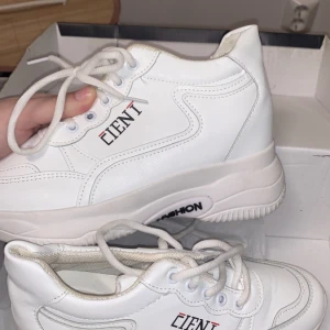 Aldrig använda skor stl 40 - Helt nya vita skor köpta för några månader senan men aldrig använda. De är i storlek 4”