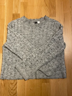 Gullig stickad tröja - Jättegullig grå stickad tröja! Använd en del men fortfarande i bra skick. Storlek S!