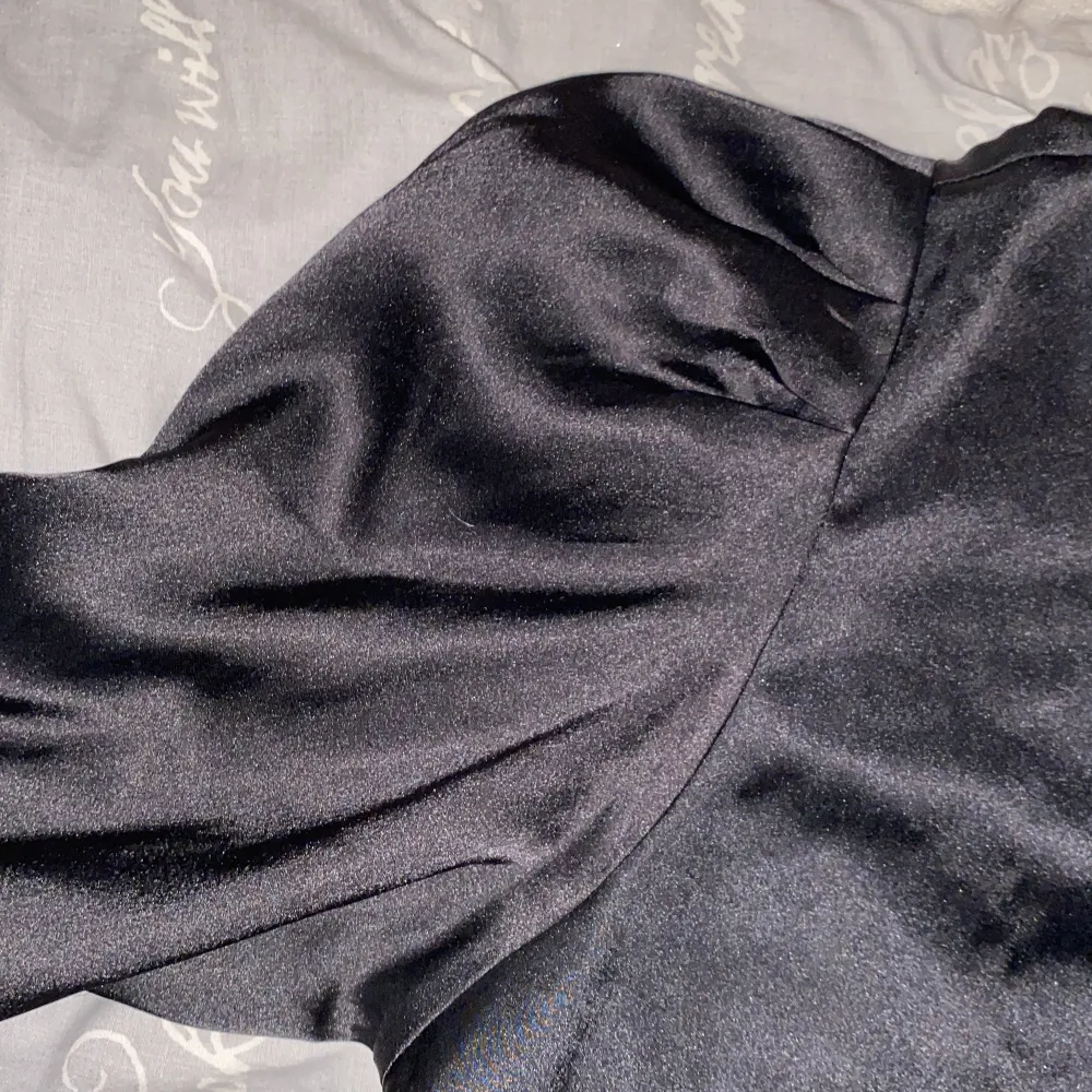 Säljer en polyester tröja/blus från Gina tricot i storlek 38. Jag tror att de är silke eller satin material men är osäker, den är förstor på mig så därför säljer jag den. Kom privat för fler bilder eller mer information. Blusar.