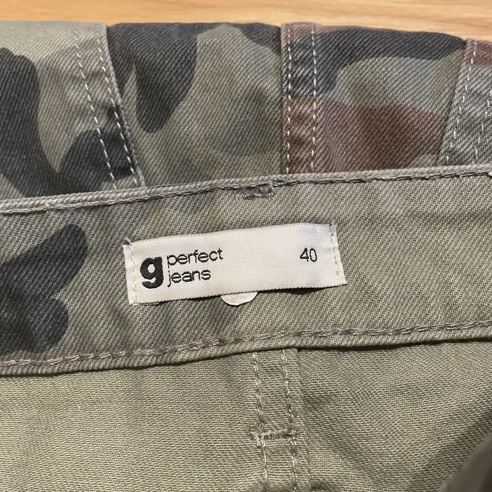 Snygg grön och brun jeans camo kjol från Gina tricot! Aldrig använd, storlek 40. Kjolar.