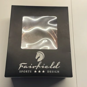 Stigbyglar  - Säljer Fairfield stigbyglar i rosé guld. Endast testade haft i ca 2 veckor säljs i original förpackning, säljs för dom va förstora o inga returer som helst. Hör av dig här, pris kan diskuteras 