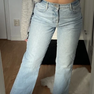 Jeans från Zara - Säljer dessa snygga ljusblå jeans från zara då jag har ett annat par som ser exakt likadana ut som används mer. Använt dessa max 2 gånger.  Frakt: 69kr
