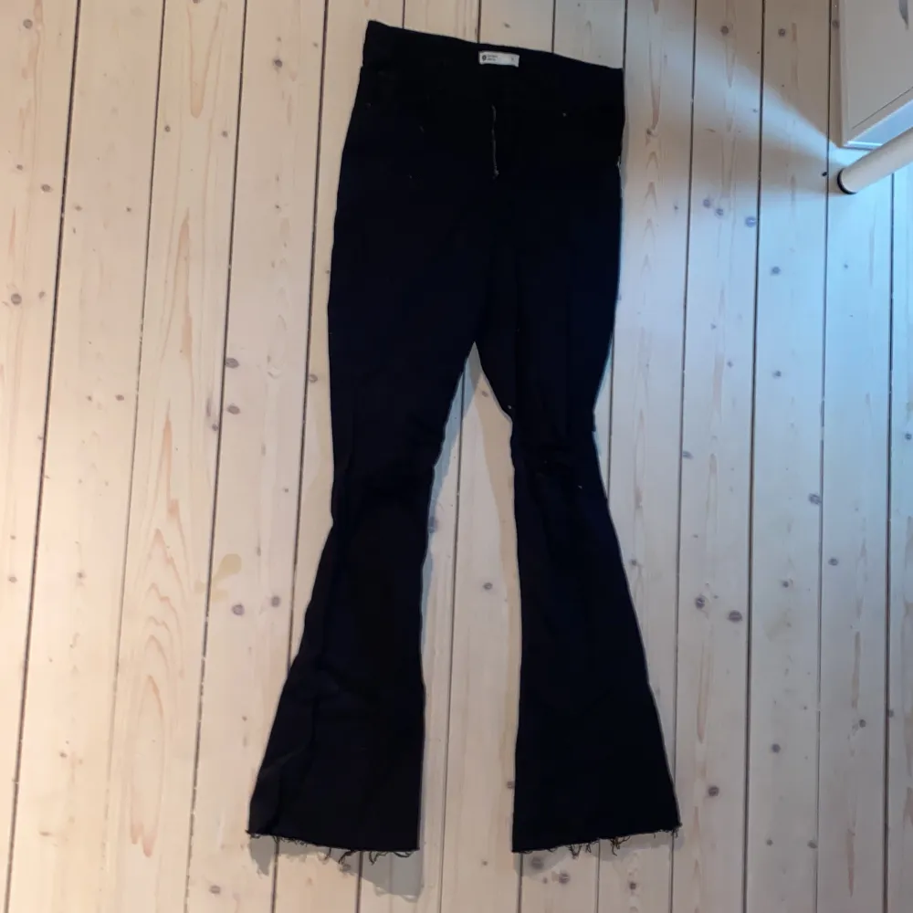 Svarta jeans med slitningar vid knäna den Gina tricot. Tighta och low waist. Använd cirka 10 gånger, storlek s. . Jeans & Byxor.