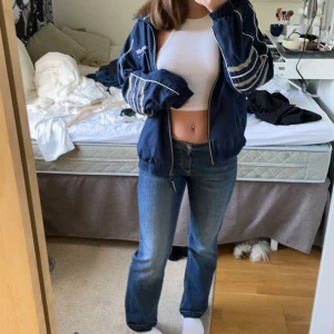 Lågmidjade jeans - Lågmidjade raka jeans köpta på secondhand. Tror de är från Tom tailor men är osäker. Står ingen storlek men passar S/Xs.