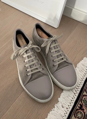 Lanvin  - Säljer dessa as feta lanvin skorna i ny skick! Storlek 8 vilket är 42/43 EU. Nypris på 4000 men säljer för 2200kr!