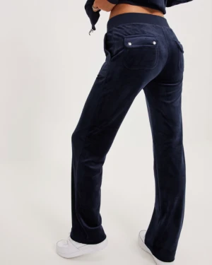 Juicy bukse - Selger denne juicy buksen i medium. Brukt kun en gang og ligger kun i dkapet fordi blir ikke brukt. Cond 10/10 Kjøpt for 1300kr