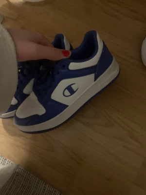 Blåa champion skor - Coola, använda ca 3 gånger 