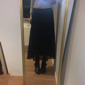 Säljer min svarta maxi kjol från monki! Knappt använd, så gott som ny :)
