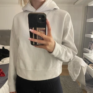 Hoodie - Fin hoodie från zara! Kan mötas upp i Stockholm annars står köparen för frakten🙏🏻❤️