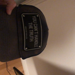 john hatter kepsar - säljer nu mina kepsar cond 5/10 ganska solblekt 