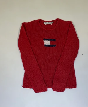 Tommy Hilfigher stickad tröja - Röd stickad vintage Tommy hilfiger  Skick: 9/10✅