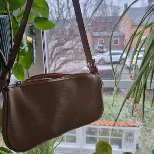 Beige handväska - Säljer min favorit handväska från ginatricot då den tyvärr inte kommer till användning längre. Som ny men är använd ett par gånger. Superfin och passar till allting!💕 